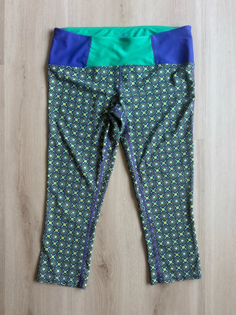 Prana Swim Tight size M Teal Purple Multicolor Geometric Capri Leggings Pants